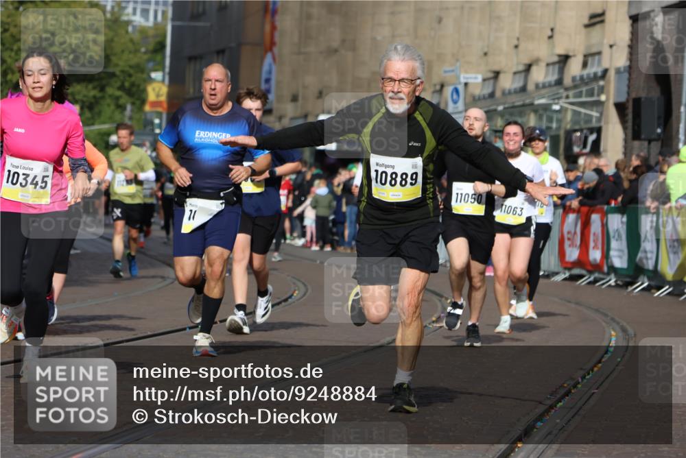 05.10.2025 - 20. swb-Marathon Bremen Strokosch-Dieckow http://msf.ph/oto/9248884 05.10.2025 11:00:11 Ziel 7177, 7621, 9495, 9672, 10345, 10489, 10889, 10919, 10985, 11050, 11063, 11125, 11600, 11713 meine-sportfotos.de