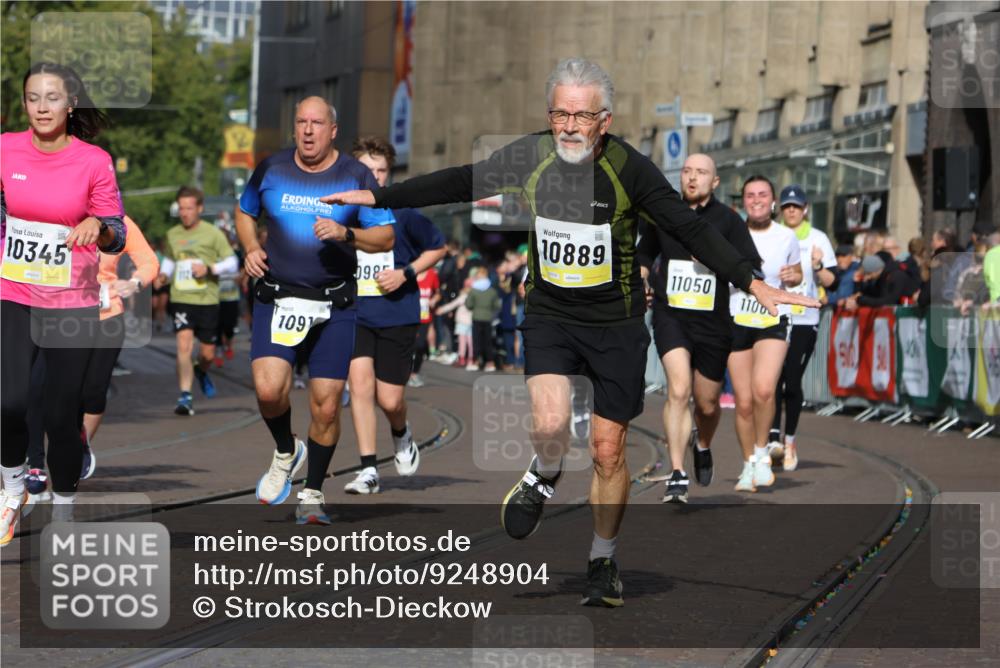 05.10.2025 - 20. swb-Marathon Bremen Strokosch-Dieckow http://msf.ph/oto/9248904 05.10.2025 11:00:11 Ziel 7177, 7621, 9495, 9672, 10345, 10489, 10889, 10919, 10985, 11050, 11063, 11125, 11600, 11713 meine-sportfotos.de