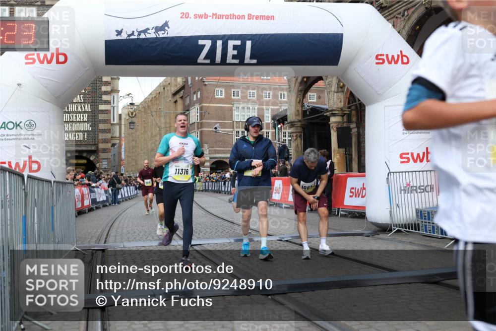 05.10.2025 - 20. swb-Marathon Bremen Yannick Fuchs http://msf.ph/oto/9248910 05.10.2025 10:44:12 Ziel 9614, 9919, 10351, 10652, 10780, 11316, 11503 meine-sportfotos.de