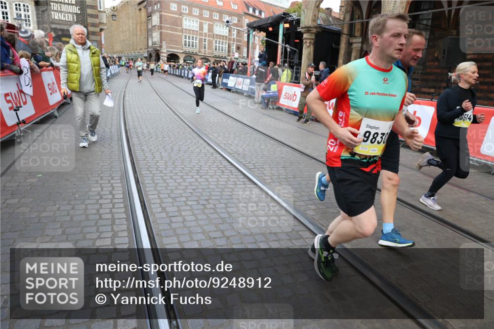 05.10.2025 - 20. swb-Marathon Bremen Yannick Fuchs http://msf.ph/oto/9248912 05.10.2025 10:52:56 Ziel 9214, 9284, 9501, 9581, 9830, 9985, 10308, 10309, 10514, 10833, 10997, 11012, 11382, 11417, 11587 meine-sportfotos.de