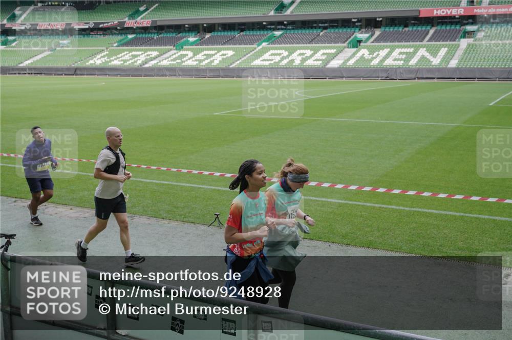 05.10.2025 - 20. swb-Marathon Bremen Michael Burmester http://msf.ph/oto/9248928 05.10.2025 10:39:29 Laufen im Stadion 7199, 7654, 7779, 7788, 7789, 7979, 8123, 9002, 9180, 9186, 9224, 9225, 9228, 9229, 9315, 9324, 9325, 9379, 9398, 9419, 9515, 9523, 9610, 9628, 9644, 9661, 9668, 9713, 9765, 9780, 9850, 9908, 9927, 9944, 9998, 10018, 10021, 10025, 10106, 10142, 10192, 10207, 10213, 10238, 10255, 10258, 10289, 10371, 10374, 10405, 10426, 10462, 10483, 10498, 10529, 10531, 10551, 10557, 10567, 10587, 10597, 10734, 10749, 10853, 9182, 9184, 9269, 9300, 9394 meine-sportfotos.de