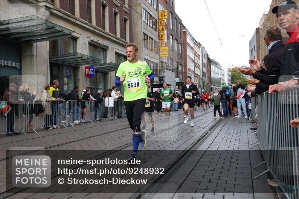05.10.2025 - 20. swb-Marathon Bremen Strokosch-Dieckow http://msf.ph/oto/9248932 05.10.2025 10:53:03 Ziel 7193, 7251, 9238, 9263, 9449, 9461, 9464, 9539, 9569, 9717, 9834, 9868, 9956, 9957, 10057, 10242, 10302, 10317, 10335, 10349, 10369, 10460, 10466, 10468, 10655, 10806, 10934, 10958, 10993, 11174, 11175, 11377, 11510, 11512, 11545, 11616, 11716, 7193, 7251, 9238, 9263, 9449, 9461, 9464, 9539, 9569, 9717, 9834, 9868, 9956, 9957, 10057, 10242, 10302, 10317, 10335, 10349, 10369, 10460, 10466, 10468, 10655, 10806, 10934, 10958, 10993, 11174 meine-sportfotos.de