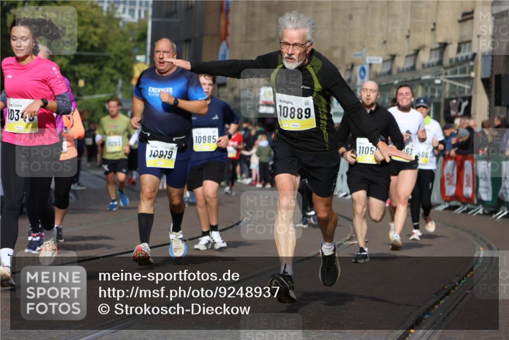 05.10.2025 - 20. swb-Marathon Bremen Strokosch-Dieckow http://msf.ph/oto/9248937 05.10.2025 11:00:11 Ziel 7177, 7621, 9495, 9672, 10345, 10489, 10889, 10919, 10985, 11050, 11063, 11125, 11600, 11713 meine-sportfotos.de