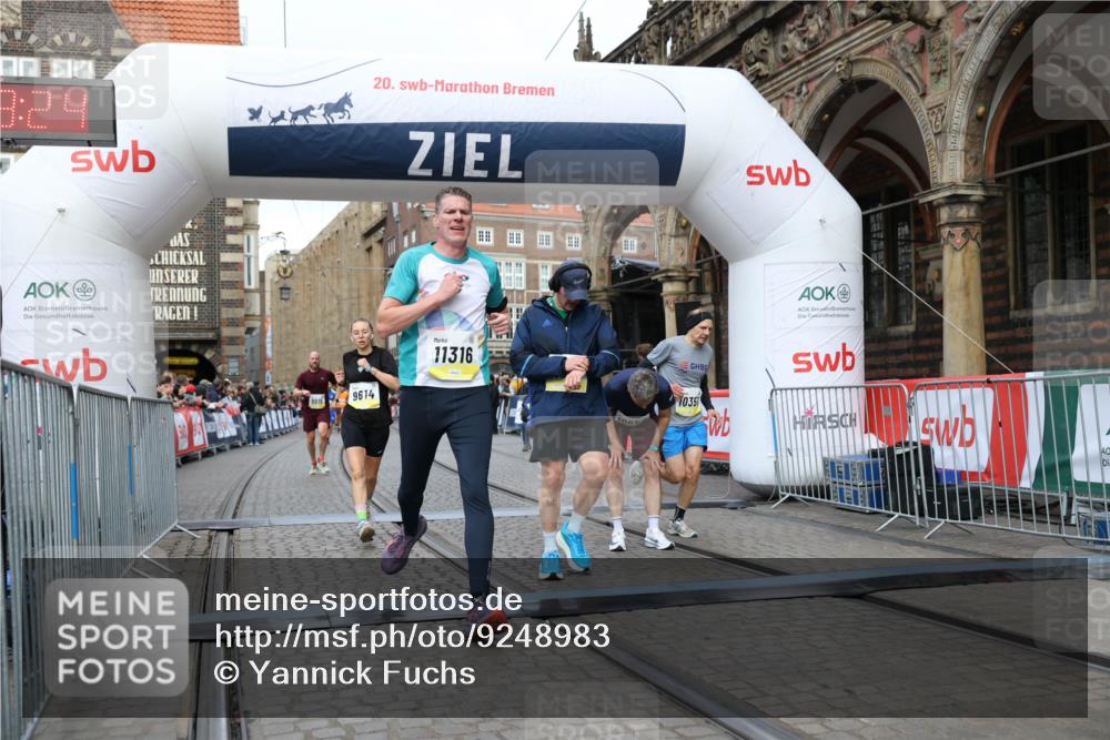 05.10.2025 - 20. swb-Marathon Bremen Yannick Fuchs http://msf.ph/oto/9248983 05.10.2025 10:44:13 Ziel 9614, 9919, 10351, 10649, 10652, 10780, 11316, 11503 meine-sportfotos.de