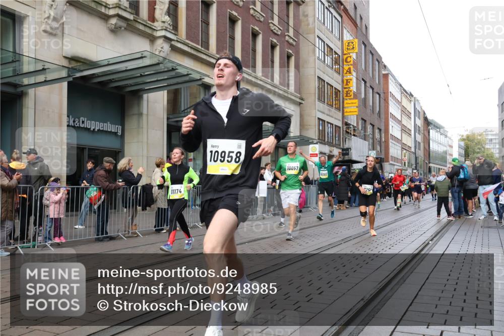 05.10.2025 - 20. swb-Marathon Bremen Strokosch-Dieckow http://msf.ph/oto/9248985 05.10.2025 10:53:05 Ziel 7193, 7251, 9238, 9263, 9461, 9464, 9539, 9569, 9717, 9834, 9868, 9956, 9957, 10057, 10302, 10310, 10317, 10335, 10369, 10460, 10468, 10642, 10655, 10806, 10934, 10958, 10993, 11174, 11175, 11246, 11377, 11510, 11512, 11545, 11616, 11716, 7193, 7251, 9238, 9263, 9461, 9464, 9539, 9569, 9717, 9834, 9868, 9956, 9957, 10057, 10302, 10310, 10317, 10335, 10369, 10460, 10468, 10642, 10655, 10806, 10934, 10958, 10993, 11174, 11246 meine-sportfotos.de