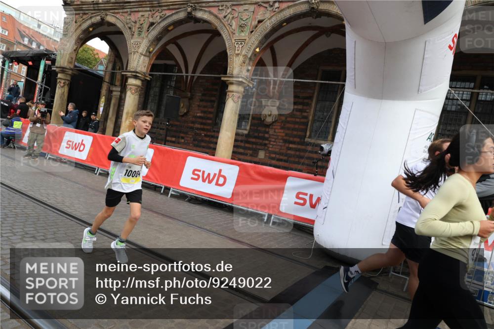 05.10.2025 - 20. swb-Marathon Bremen Yannick Fuchs http://msf.ph/oto/9249022 05.10.2025 10:53:07 Ziel 9187, 9650, 9918, 10064, 10539, 10779, 10955, 11259, 11398, 11411, 11450, 11722 meine-sportfotos.de