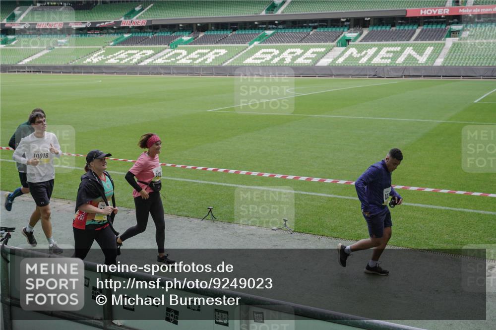 05.10.2025 - 20. swb-Marathon Bremen Michael Burmester http://msf.ph/oto/9249023 05.10.2025 10:39:32 Laufen im Stadion 7199, 7654, 7779, 7788, 7789, 7979, 8123, 9002, 9180, 9186, 9224, 9225, 9228, 9286, 9315, 9324, 9325, 9379, 9398, 9419, 9515, 9523, 9610, 9628, 9644, 9661, 9662, 9668, 9713, 9765, 9780, 9786, 9850, 9908, 9927, 9944, 9998, 10018, 10021, 10025, 10106, 10185, 10192, 10207, 10213, 10238, 10255, 10258, 10289, 10371, 10374, 10426, 10462, 10498, 10529, 10531, 10551, 10557, 10567, 10587, 10597, 10603, 10604, 10734, 10749, 9182, 9184, 9229, 9269, 9300, 9394 meine-sportfotos.de