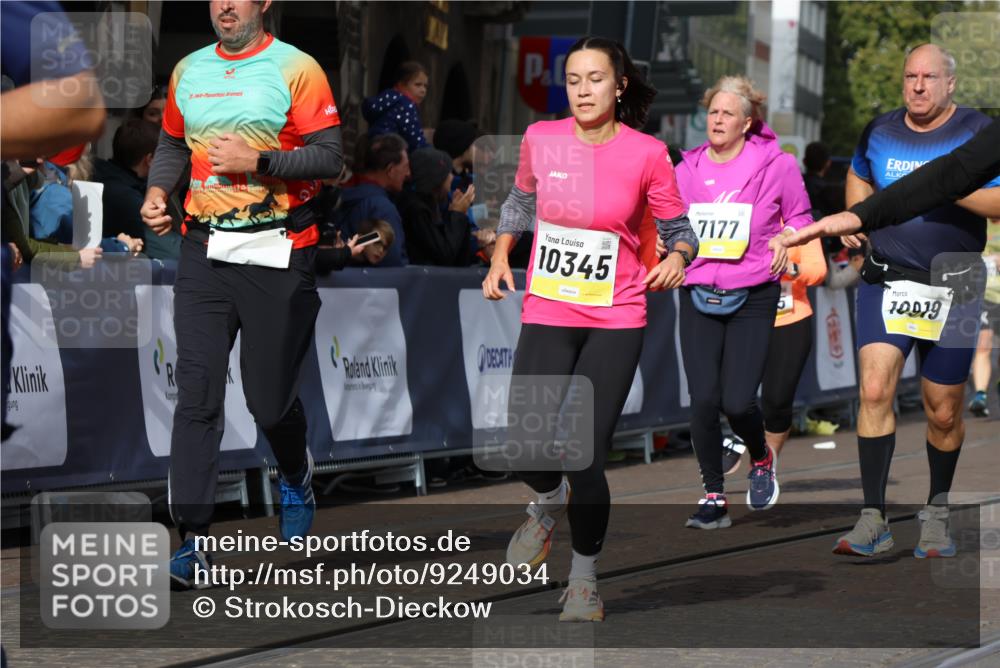 05.10.2025 - 20. swb-Marathon Bremen Strokosch-Dieckow http://msf.ph/oto/9249034 05.10.2025 11:00:12 Ziel 7177, 7621, 9495, 9672, 10345, 10406, 10492, 10889, 10919, 10985, 11050, 11063, 11125, 11263, 11600, 11713 meine-sportfotos.de