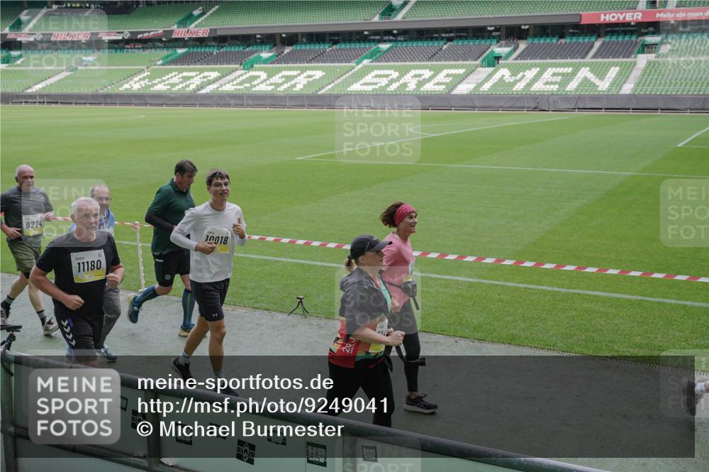 05.10.2025 - 20. swb-Marathon Bremen Michael Burmester http://msf.ph/oto/9249041 05.10.2025 10:39:33 Laufen im Stadion 7199, 7654, 7779, 7788, 7789, 7979, 8123, 9002, 9180, 9186, 9224, 9225, 9228, 9286, 9315, 9324, 9325, 9379, 9398, 9419, 9515, 9523, 9610, 9628, 9644, 9661, 9662, 9668, 9713, 9765, 9780, 9786, 9850, 9901, 9908, 9927, 9944, 9998, 10018, 10021, 10025, 10157, 10185, 10192, 10207, 10238, 10255, 10258, 10289, 10371, 10374, 10426, 10462, 10498, 10531, 10551, 10557, 10567, 10587, 10597, 10603, 10604, 10734, 10749, 9182, 9184, 9229, 9269, 9300, 9379, 9394 meine-sportfotos.de