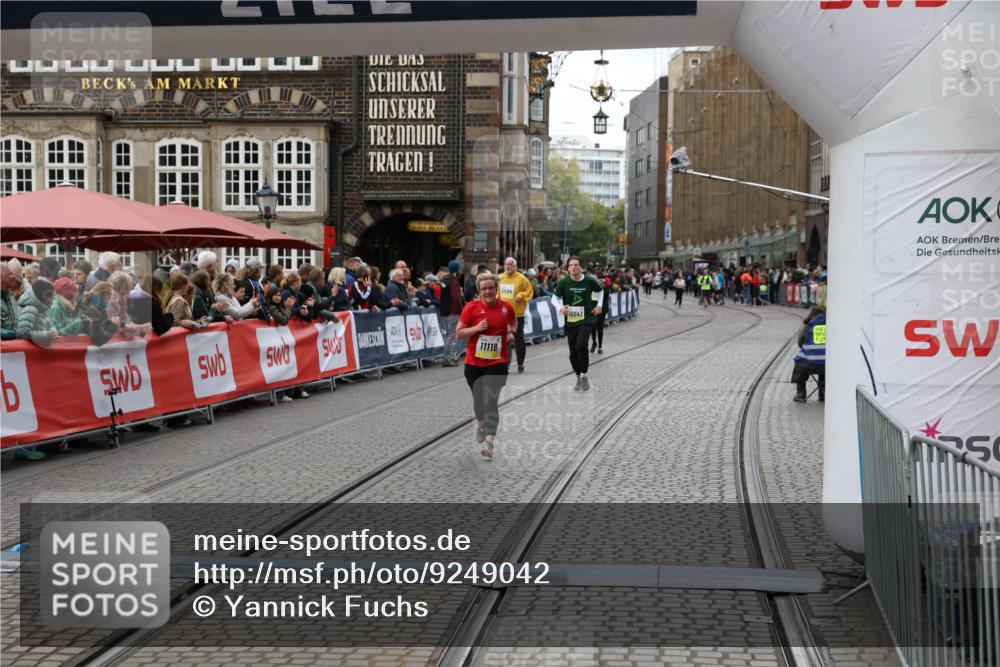 05.10.2025 - 20. swb-Marathon Bremen Yannick Fuchs http://msf.ph/oto/9249042 05.10.2025 11:13:04 Ziel 9203, 10186, 11118, 11252 meine-sportfotos.de