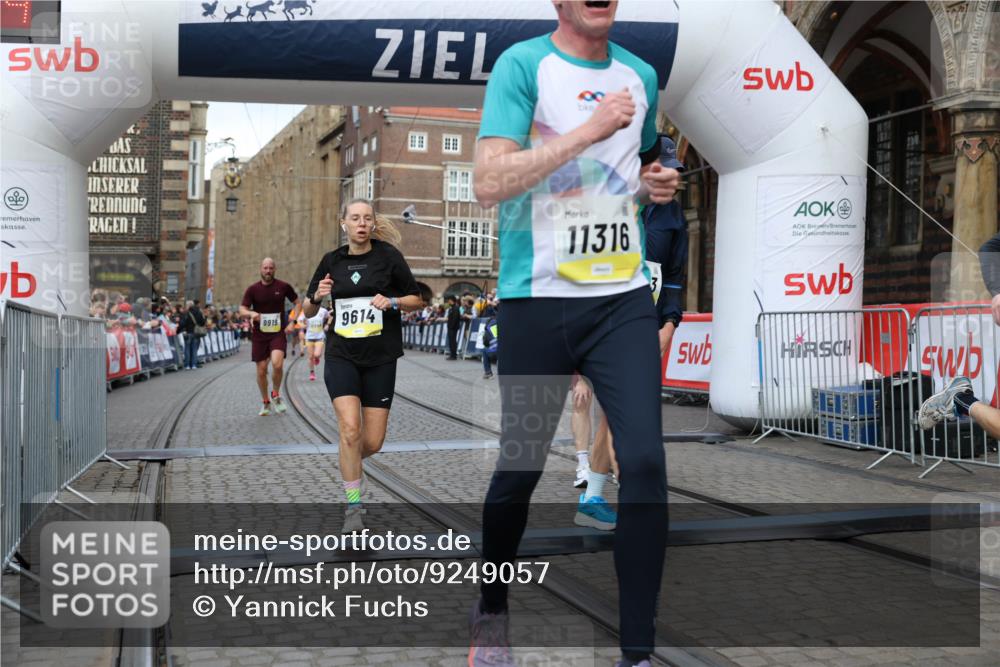 05.10.2025 - 20. swb-Marathon Bremen Yannick Fuchs http://msf.ph/oto/9249057 05.10.2025 10:44:13 Ziel 9614, 9919, 10351, 10649, 10652, 10780, 11316, 11503 meine-sportfotos.de