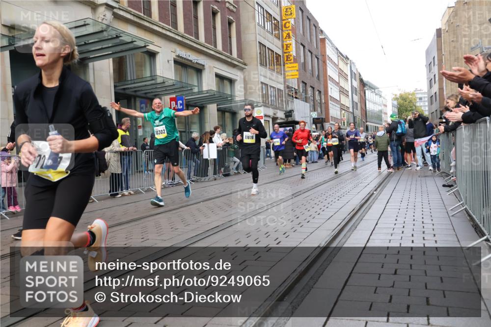 05.10.2025 - 20. swb-Marathon Bremen Strokosch-Dieckow http://msf.ph/oto/9249065 05.10.2025 10:53:07 Ziel 7193, 7251, 9238, 9263, 9461, 9464, 9539, 9569, 9717, 9868, 9956, 9957, 10057, 10302, 10310, 10317, 10335, 10369, 10468, 10642, 10655, 10806, 10925, 10934, 10993, 11046, 11174, 11175, 11246, 11510, 11545, 11616, 11716, 7193, 7251, 9238, 9263, 9461, 9464, 9539, 9569, 9717, 9868, 9956, 9957, 10057, 10302, 10310, 10317, 10335, 10369, 10468, 10642, 10655, 10806, 10925, 10934, 10993, 11046, 11174, 11246 meine-sportfotos.de