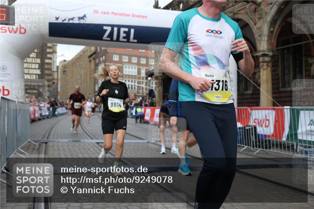 05.10.2025 - 20. swb-Marathon Bremen Yannick Fuchs http://msf.ph/oto/9249078 05.10.2025 10:44:14 Ziel 9614, 9919, 10351, 10649, 10652, 10780, 11316, 11503, 11645 meine-sportfotos.de