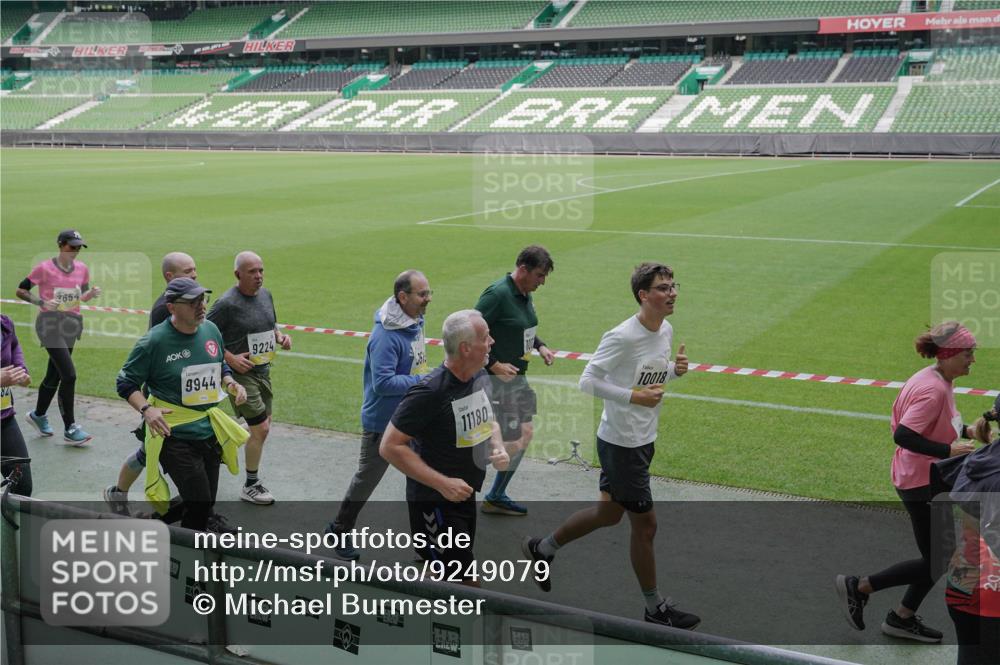 05.10.2025 - 20. swb-Marathon Bremen Michael Burmester http://msf.ph/oto/9249079 05.10.2025 10:39:34 Laufen im Stadion 7199, 7654, 7779, 7788, 7789, 7979, 8123, 9002, 9180, 9186, 9220, 9224, 9225, 9228, 9286, 9315, 9324, 9325, 9398, 9419, 9515, 9523, 9610, 9628, 9644, 9661, 9662, 9668, 9713, 9765, 9780, 9786, 9850, 9901, 9908, 9927, 9944, 9998, 10018, 10021, 10025, 10157, 10185, 10192, 10207, 10238, 10255, 10258, 10289, 10371, 10374, 10426, 10462, 10498, 10531, 10551, 10557, 10567, 10587, 10597, 10603, 10604, 10734, 10749, 9182, 9184, 9229, 9269, 9300, 9379, 9394 meine-sportfotos.de