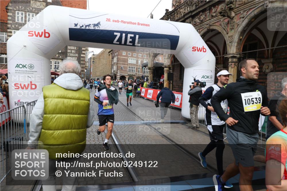 05.10.2025 - 20. swb-Marathon Bremen Yannick Fuchs http://msf.ph/oto/9249122 05.10.2025 10:53:12 Ziel 9187, 9650, 9918, 10064, 10128, 10539, 10779, 11259, 11300, 11398, 11411, 11450, 11722 meine-sportfotos.de