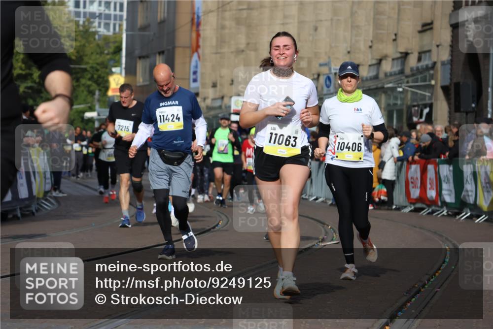 05.10.2025 - 20. swb-Marathon Bremen Strokosch-Dieckow http://msf.ph/oto/9249125 05.10.2025 11:00:15 Ziel 7177, 9495, 9672, 10345, 10406, 10492, 10889, 10919, 10985, 11050, 11063, 11263, 11424, 11699, 11713 meine-sportfotos.de