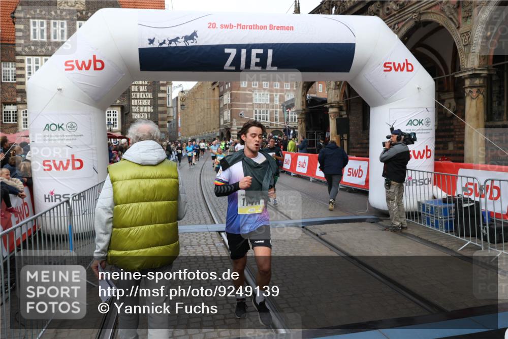 05.10.2025 - 20. swb-Marathon Bremen Yannick Fuchs http://msf.ph/oto/9249139 05.10.2025 10:53:13 Ziel 9187, 9650, 9703, 9918, 10064, 10128, 10539, 11259, 11300, 11398, 11411, 11450, 11722 meine-sportfotos.de