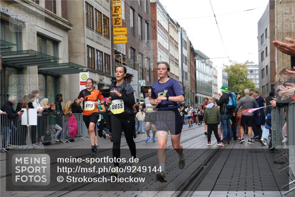 05.10.2025 - 20. swb-Marathon Bremen Strokosch-Dieckow http://msf.ph/oto/9249144 05.10.2025 10:53:09 Ziel 7193, 7251, 9238, 9263, 9461, 9464, 9539, 9569, 9717, 9868, 9956, 9957, 10057, 10302, 10310, 10317, 10335, 10369, 10468, 10642, 10655, 10806, 10925, 10934, 10993, 11046, 11174, 11175, 11246, 11510, 11545, 11616, 11716, 7193, 7251, 9238, 9263, 9461, 9464, 9539, 9569, 9717, 9868, 9956, 9957, 10057, 10302, 10310, 10317, 10335, 10369, 10468, 10642, 10655, 10806, 10925, 10934, 10993, 11046, 11174, 11246 meine-sportfotos.de
