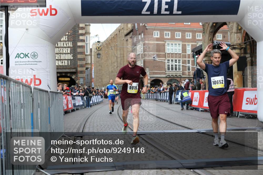 05.10.2025 - 20. swb-Marathon Bremen Yannick Fuchs http://msf.ph/oto/9249146 05.10.2025 10:44:15 Ziel 9614, 9919, 10351, 10649, 10652, 10780, 11316, 11503, 11645, 11648 meine-sportfotos.de