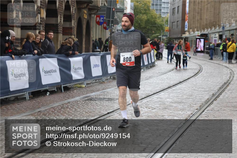 05.10.2025 - 20. swb-Marathon Bremen Strokosch-Dieckow http://msf.ph/oto/9249154 05.10.2025 15:26:17 Ziel 800 meine-sportfotos.de