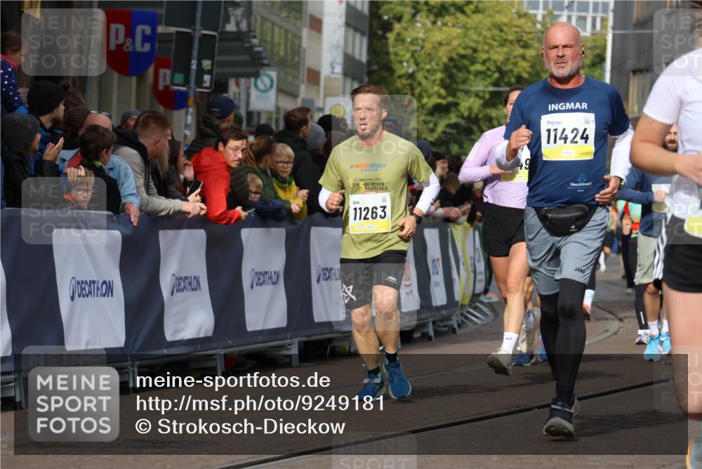 05.10.2025 - 20. swb-Marathon Bremen Strokosch-Dieckow http://msf.ph/oto/9249181 05.10.2025 11:00:17 Ziel 7177, 9495, 9672, 10406, 10492, 10919, 10985, 11050, 11063, 11263, 11424, 11699 meine-sportfotos.de
