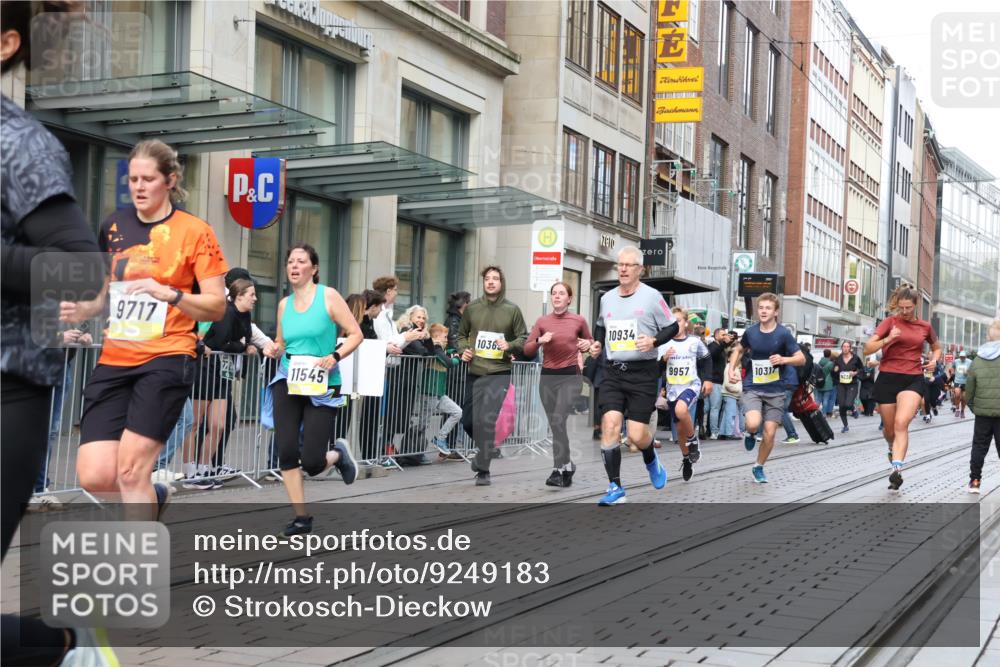 05.10.2025 - 20. swb-Marathon Bremen Strokosch-Dieckow http://msf.ph/oto/9249183 05.10.2025 10:53:11 Ziel 7193, 7251, 9238, 9263, 9461, 9464, 9539, 9569, 9717, 9868, 9957, 10020, 10057, 10302, 10310, 10317, 10335, 10369, 10468, 10642, 10655, 10925, 10934, 11046, 11174, 11175, 11246, 11545, 11616, 11716, 7193, 7251, 9238, 9263, 9461, 9464, 9539, 9569, 9717, 9868, 9957, 10020, 10057, 10302, 10310, 10317, 10335, 10369, 10468, 10642, 10655, 10925, 10934, 11046, 11174, 11246 meine-sportfotos.de