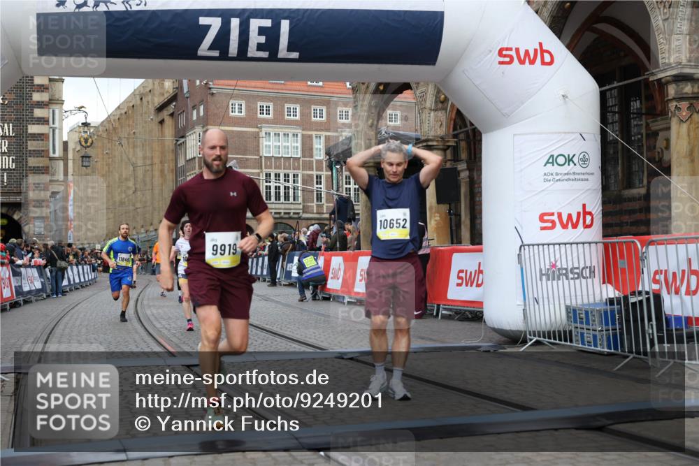 05.10.2025 - 20. swb-Marathon Bremen Yannick Fuchs http://msf.ph/oto/9249201 05.10.2025 10:44:16 Ziel 9614, 9919, 10348, 10351, 10649, 10652, 10780, 11316, 11503, 11645, 11648 meine-sportfotos.de