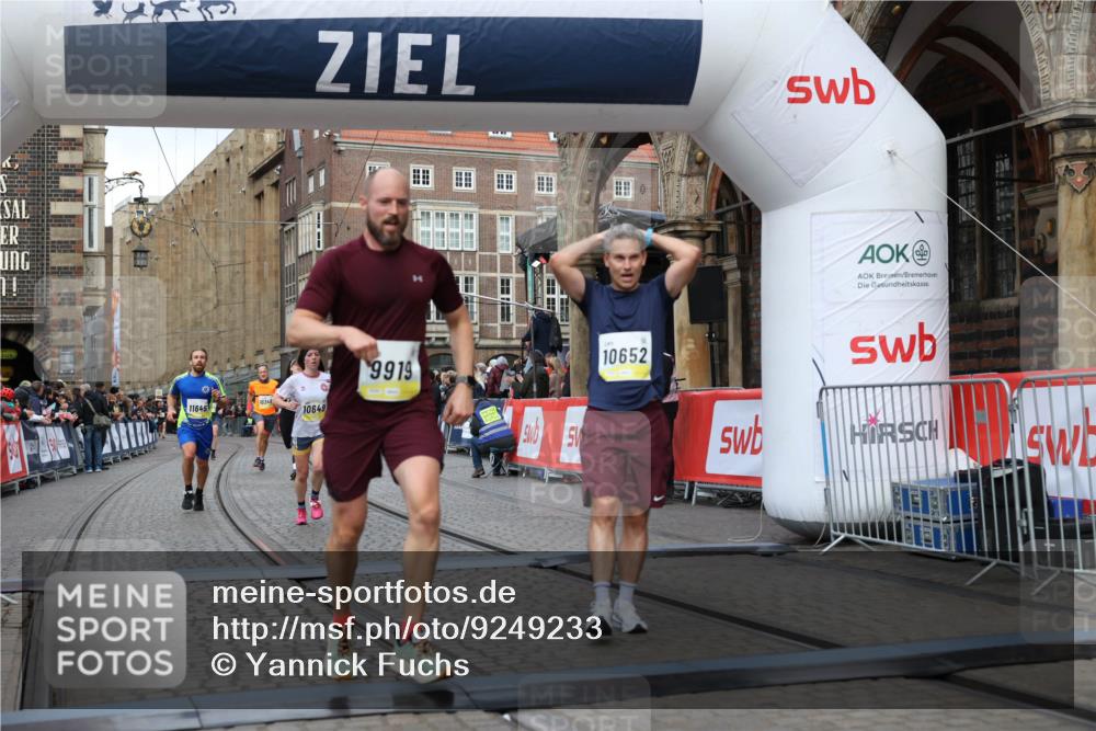 05.10.2025 - 20. swb-Marathon Bremen Yannick Fuchs http://msf.ph/oto/9249233 05.10.2025 10:44:16 Ziel 9614, 9919, 10348, 10351, 10649, 10652, 10780, 11316, 11503, 11645, 11648 meine-sportfotos.de