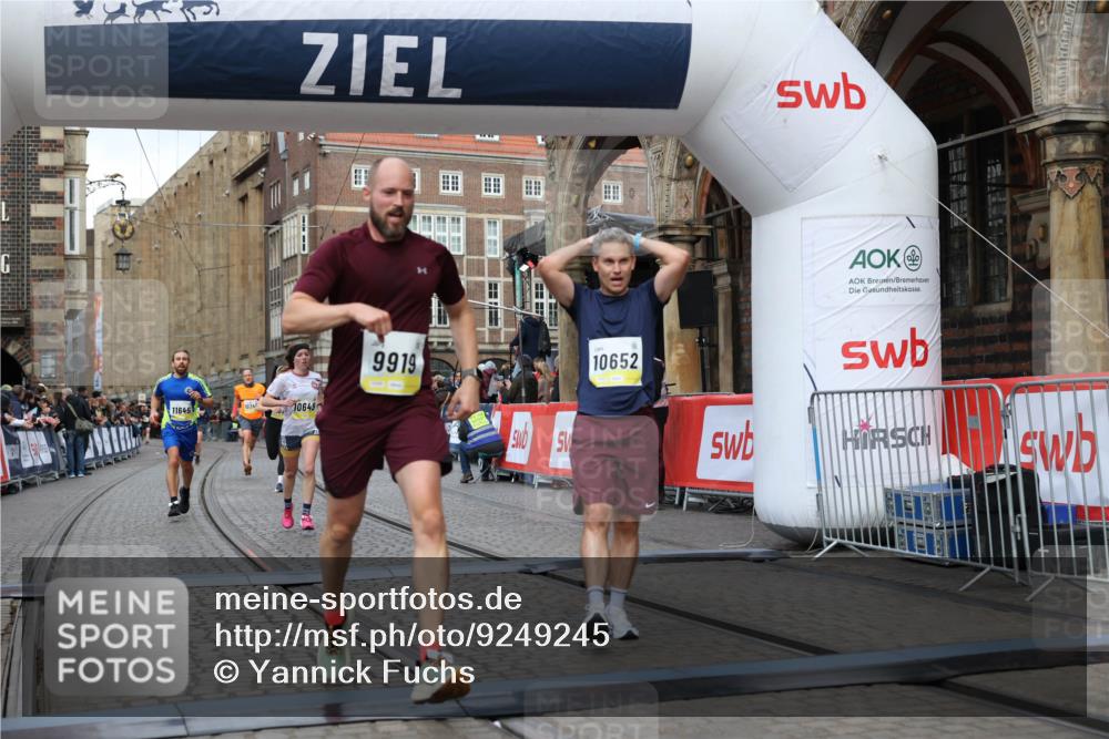 05.10.2025 - 20. swb-Marathon Bremen Yannick Fuchs http://msf.ph/oto/9249245 05.10.2025 10:44:16 Ziel 9614, 9919, 10348, 10351, 10649, 10652, 10780, 11316, 11503, 11645, 11648 meine-sportfotos.de