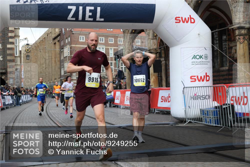 05.10.2025 - 20. swb-Marathon Bremen Yannick Fuchs http://msf.ph/oto/9249255 05.10.2025 10:44:16 Ziel 9614, 9919, 10348, 10351, 10649, 10652, 10780, 11316, 11503, 11645, 11648 meine-sportfotos.de