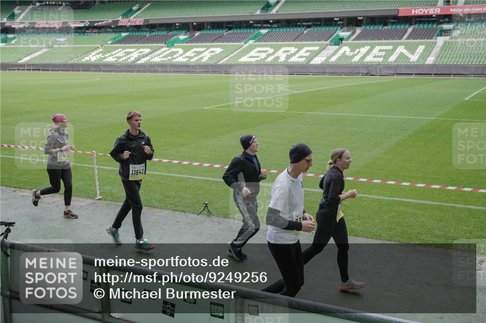 05.10.2025 - 20. swb-Marathon Bremen Michael Burmester http://msf.ph/oto/9249256 05.10.2025 10:39:39 Laufen im Stadion 7199, 7654, 7779, 7788, 7789, 7979, 8123, 9002, 9180, 9186, 9220, 9224, 9225, 9228, 9286, 9315, 9325, 9419, 9515, 9523, 9610, 9628, 9644, 9661, 9662, 9668, 9713, 9765, 9780, 9786, 9850, 9901, 9908, 9944, 9998, 10018, 10021, 10025, 10157, 10185, 10192, 10207, 10238, 10255, 10258, 10289, 10371, 10374, 10422, 10426, 10451, 10462, 10498, 10531, 10557, 10567, 10587, 10597, 10603, 10604, 10619, 10749, 9182, 9229, 9269, 9300, 9324, 9379, 9394 meine-sportfotos.de