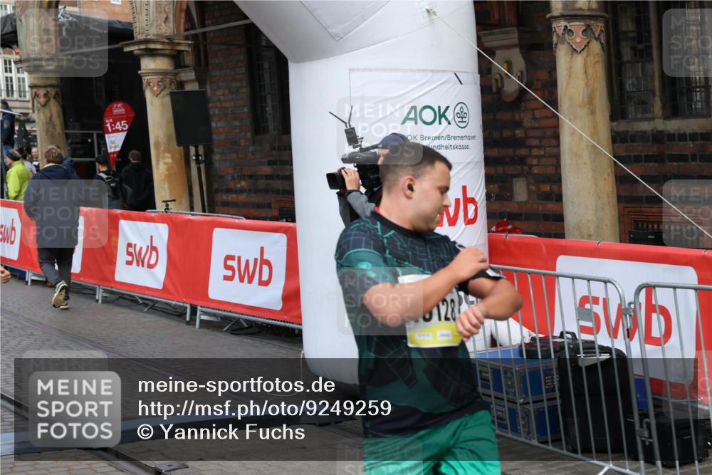 05.10.2025 - 20. swb-Marathon Bremen Yannick Fuchs http://msf.ph/oto/9249259 05.10.2025 10:53:15 Ziel 9449, 9650, 9703, 10128, 10242, 10349, 10466, 10539, 11259, 11300, 11398, 11411, 11450 meine-sportfotos.de