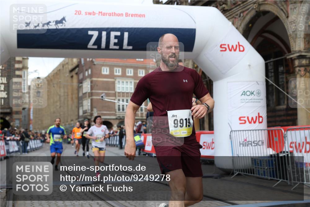 05.10.2025 - 20. swb-Marathon Bremen Yannick Fuchs http://msf.ph/oto/9249278 05.10.2025 10:44:16 Ziel 9614, 9919, 10348, 10351, 10649, 10652, 10780, 11316, 11503, 11645, 11648 meine-sportfotos.de