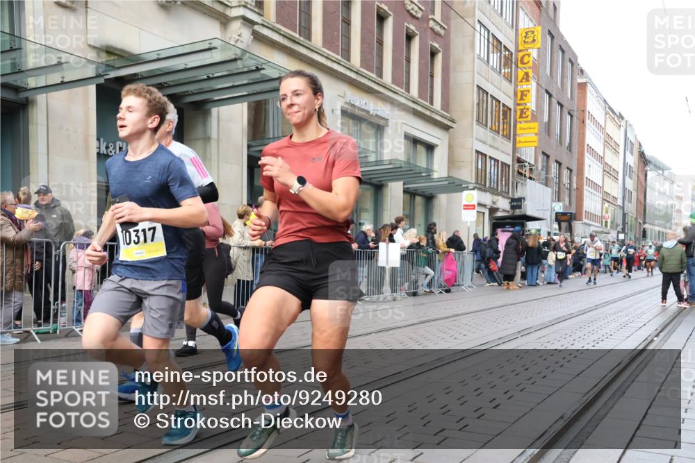 05.10.2025 - 20. swb-Marathon Bremen Strokosch-Dieckow http://msf.ph/oto/9249280 05.10.2025 10:53:13 Ziel 7193, 7251, 9238, 9263, 9461, 9464, 9539, 9569, 9717, 9868, 9934, 9957, 10020, 10057, 10302, 10310, 10317, 10335, 10369, 10468, 10642, 10655, 10906, 10925, 10934, 11046, 11174, 11246, 11545, 11616, 11716, 7193, 7251, 9238, 9263, 9461, 9464, 9539, 9569, 9717, 9868, 9934, 9957, 10020, 10057, 10302, 10310, 10317, 10335, 10369, 10468, 10642, 10655, 10906, 10925, 10934, 11046, 11174, 11246 meine-sportfotos.de