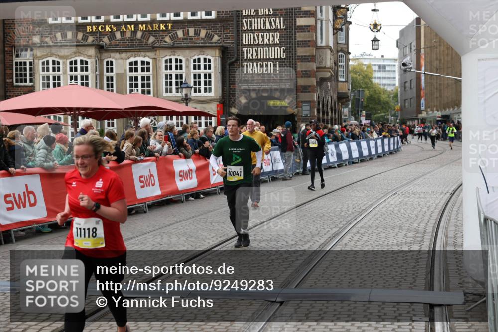 05.10.2025 - 20. swb-Marathon Bremen Yannick Fuchs http://msf.ph/oto/9249283 05.10.2025 11:13:07 Ziel 10041, 11118 meine-sportfotos.de