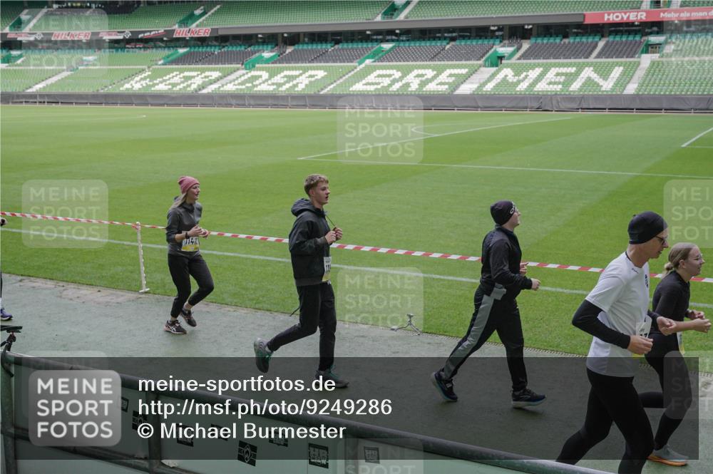 05.10.2025 - 20. swb-Marathon Bremen Michael Burmester http://msf.ph/oto/9249286 05.10.2025 10:39:40 Laufen im Stadion 7199, 7654, 7779, 7788, 7789, 7979, 9002, 9180, 9186, 9220, 9224, 9225, 9228, 9286, 9315, 9325, 9419, 9515, 9523, 9610, 9628, 9644, 9661, 9662, 9668, 9713, 9765, 9780, 9786, 9850, 9901, 9908, 9944, 9998, 10018, 10021, 10025, 10157, 10185, 10192, 10207, 10238, 10255, 10258, 10289, 10371, 10374, 10422, 10426, 10451, 10462, 10498, 10531, 10557, 10567, 10587, 10597, 10603, 10604, 10619, 10749, 9182, 9229, 9269, 9300, 9324, 9379, 9394 meine-sportfotos.de