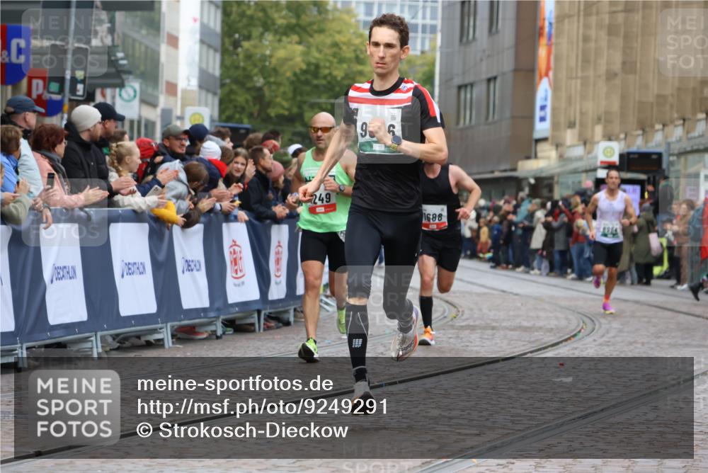 05.10.2025 - 20. swb-Marathon Bremen Strokosch-Dieckow http://msf.ph/oto/9249291 05.10.2025 12:47:31 Ziel 1249, 1688, 6984, 9046 meine-sportfotos.de