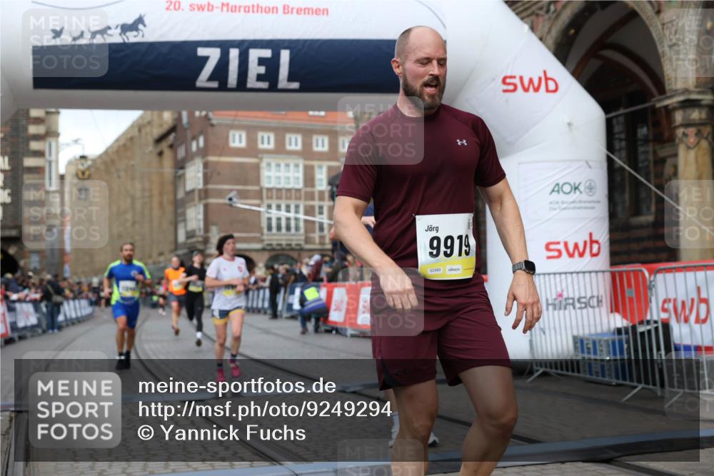 05.10.2025 - 20. swb-Marathon Bremen Yannick Fuchs http://msf.ph/oto/9249294 05.10.2025 10:44:16 Ziel 9614, 9919, 10348, 10351, 10649, 10652, 10780, 11316, 11503, 11645, 11648 meine-sportfotos.de