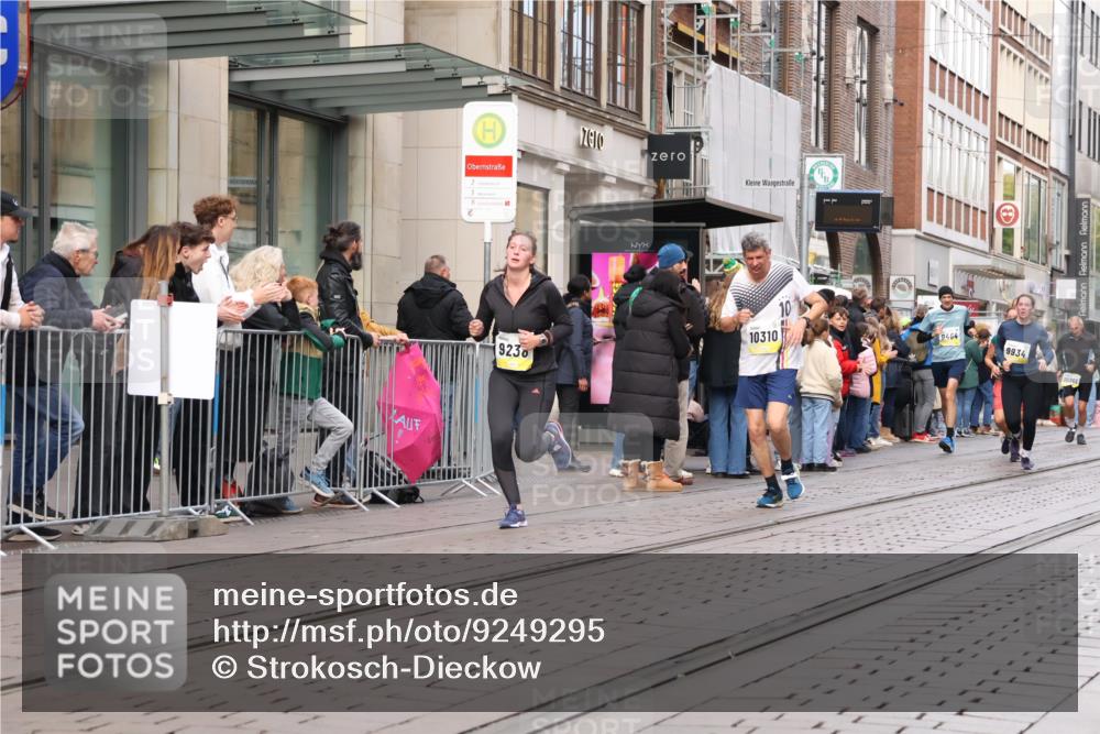 05.10.2025 - 20. swb-Marathon Bremen Strokosch-Dieckow http://msf.ph/oto/9249295 05.10.2025 10:53:16 Ziel 7193, 9238, 9461, 9464, 9494, 9569, 9717, 9868, 9934, 9957, 10020, 10057, 10302, 10310, 10335, 10369, 10416, 10468, 10642, 10655, 10906, 10925, 10934, 10966, 11046, 11141, 11246, 11383, 11545, 11616, 11716, 7193, 9238, 9461, 9464, 9494, 9569, 9717, 9868, 9934, 9957, 10020, 10057, 10302, 10310, 10335, 10369, 10416, 10468, 10642, 10655, 10906, 10925, 10934, 10966, 11046, 11141, 11246, 11383 meine-sportfotos.de