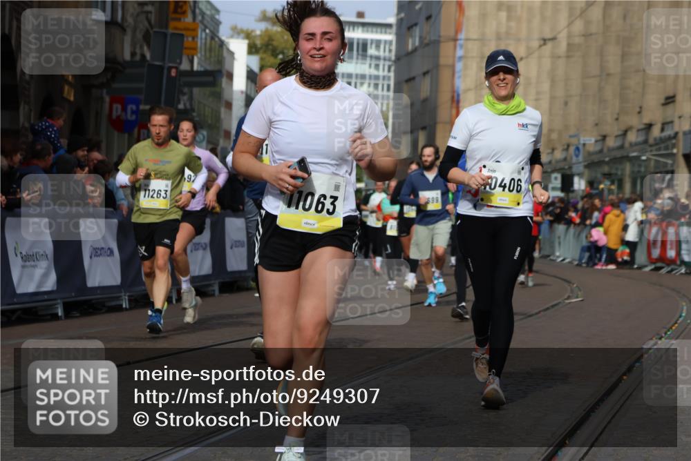 05.10.2025 - 20. swb-Marathon Bremen Strokosch-Dieckow http://msf.ph/oto/9249307 05.10.2025 11:00:18 Ziel 9495, 10067, 10406, 10492, 10504, 10794, 10985, 11063, 11263, 11424, 11699 meine-sportfotos.de