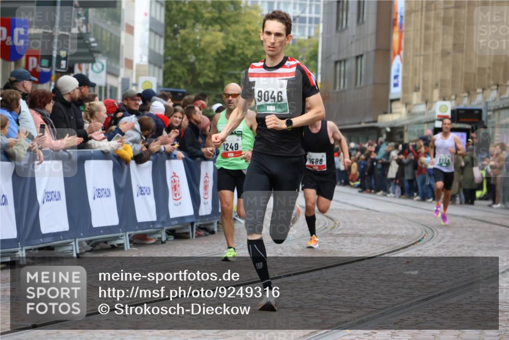 05.10.2025 - 20. swb-Marathon Bremen Strokosch-Dieckow http://msf.ph/oto/9249316 05.10.2025 12:47:31 Ziel 1249, 1688, 6984, 9046 meine-sportfotos.de