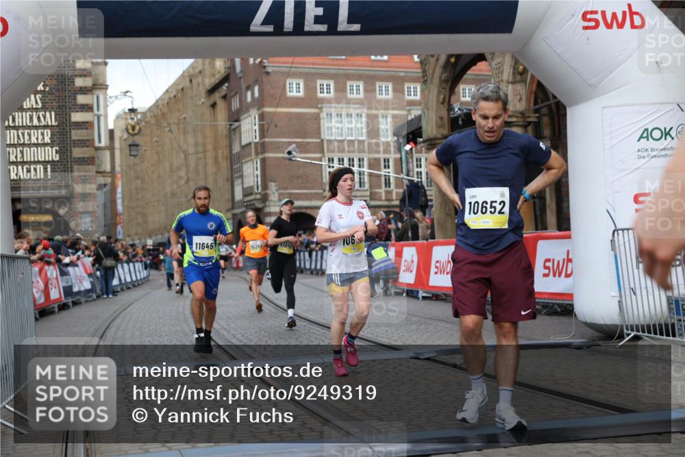 05.10.2025 - 20. swb-Marathon Bremen Yannick Fuchs http://msf.ph/oto/9249319 05.10.2025 10:44:17 Ziel 9614, 9919, 10348, 10351, 10649, 10652, 10780, 11316, 11503, 11645, 11648 meine-sportfotos.de