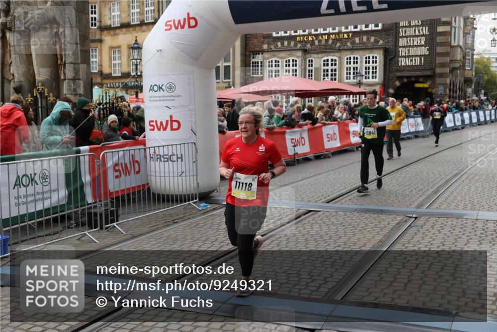 05.10.2025 - 20. swb-Marathon Bremen Yannick Fuchs http://msf.ph/oto/9249321 05.10.2025 11:13:08 Ziel 10041, 11118, 11494 meine-sportfotos.de