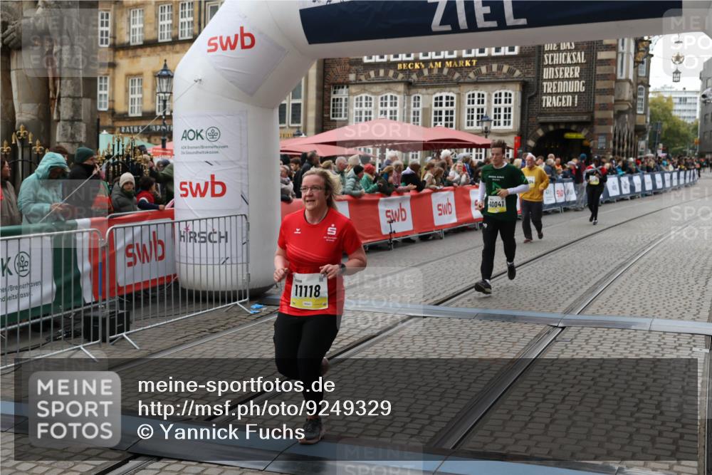 05.10.2025 - 20. swb-Marathon Bremen Yannick Fuchs http://msf.ph/oto/9249329 05.10.2025 11:13:08 Ziel 10041, 11118, 11494 meine-sportfotos.de