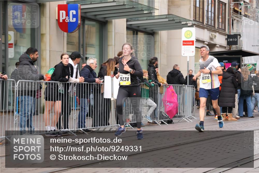 05.10.2025 - 20. swb-Marathon Bremen Strokosch-Dieckow http://msf.ph/oto/9249331 05.10.2025 10:53:17 Ziel 9238, 9461, 9464, 9494, 9569, 9868, 9934, 9957, 10020, 10302, 10310, 10335, 10369, 10416, 10468, 10642, 10655, 10906, 10925, 10934, 10966, 11046, 11141, 11246, 11383, 11545, 11616, 11716, 9238, 9461, 9464, 9494, 9569, 9868, 9934, 9957, 10020, 10302, 10310, 10335, 10369, 10416, 10468, 10642, 10655, 10906, 10925, 10934, 10966, 11046, 11141, 11246, 11383 meine-sportfotos.de