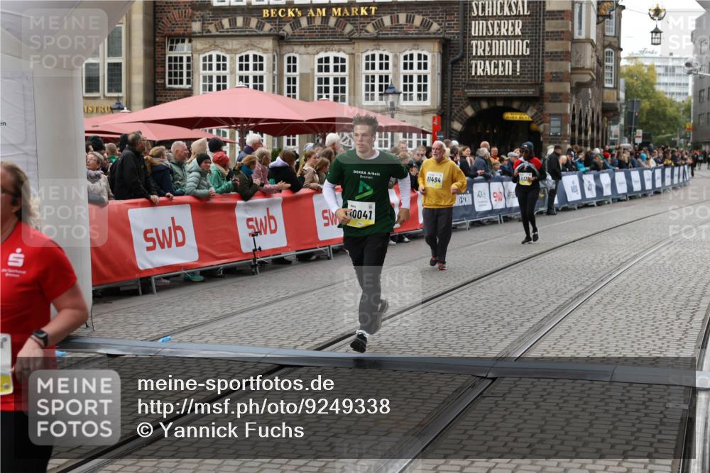 05.10.2025 - 20. swb-Marathon Bremen Yannick Fuchs http://msf.ph/oto/9249338 05.10.2025 11:13:08 Ziel 10041, 11118, 11494 meine-sportfotos.de