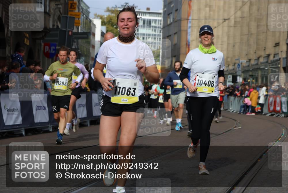 05.10.2025 - 20. swb-Marathon Bremen Strokosch-Dieckow http://msf.ph/oto/9249342 05.10.2025 11:00:18 Ziel 9495, 10067, 10406, 10492, 10504, 10794, 10985, 11063, 11263, 11424, 11699 meine-sportfotos.de