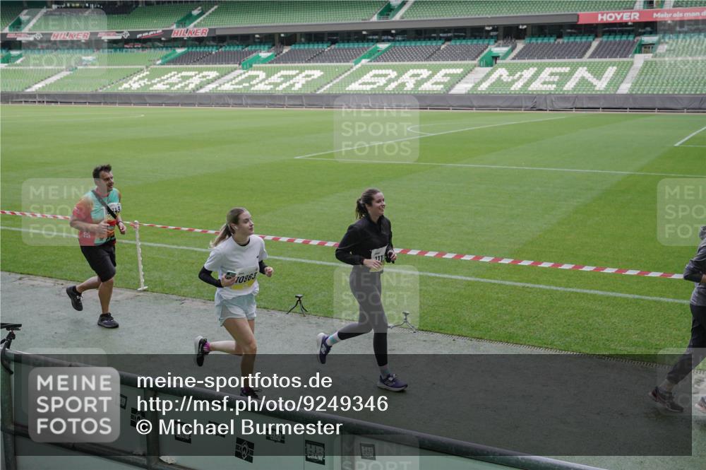 05.10.2025 - 20. swb-Marathon Bremen Michael Burmester http://msf.ph/oto/9249346 05.10.2025 10:39:41 Laufen im Stadion 7199, 7654, 7779, 7788, 7789, 7979, 9002, 9180, 9186, 9220, 9224, 9225, 9228, 9286, 9315, 9325, 9419, 9515, 9523, 9610, 9628, 9644, 9661, 9662, 9668, 9713, 9765, 9780, 9786, 9850, 9901, 9908, 9944, 9976, 9998, 10018, 10021, 10025, 10157, 10185, 10192, 10207, 10238, 10255, 10258, 10289, 10371, 10374, 10383, 10422, 10426, 10451, 10462, 10498, 10531, 10557, 10567, 10587, 10597, 10603, 10604, 10619, 10749, 9182, 9229, 9269, 9300, 9324, 9379, 9394 meine-sportfotos.de