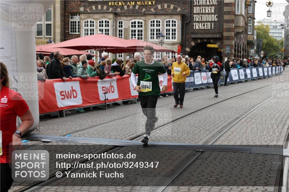 05.10.2025 - 20. swb-Marathon Bremen Yannick Fuchs http://msf.ph/oto/9249347 05.10.2025 11:13:08 Ziel 10041, 11118, 11494 meine-sportfotos.de