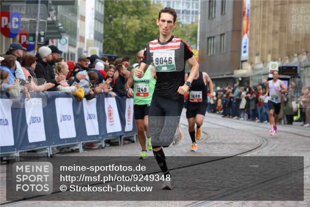 05.10.2025 - 20. swb-Marathon Bremen Strokosch-Dieckow http://msf.ph/oto/9249348 05.10.2025 12:47:31 Ziel 1249, 1688, 6984, 9046 meine-sportfotos.de